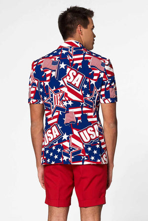 Mann, der den Sommeranzug mit USA Ikonen trägt, Blick von hinten