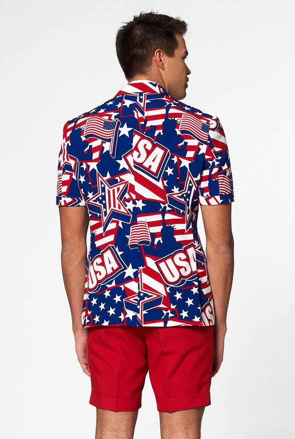 Mann, der den Sommeranzug mit USA Ikonen trägt, Blick von hinten