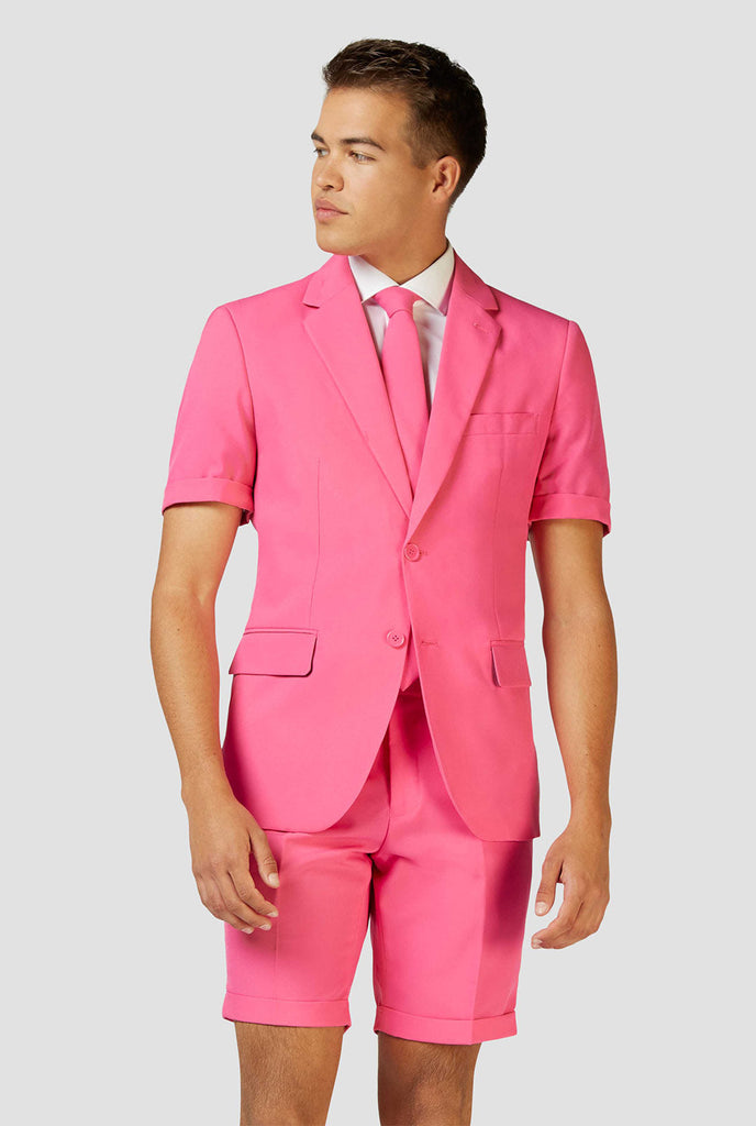 Mann, der rosa Sommeranzug trägt