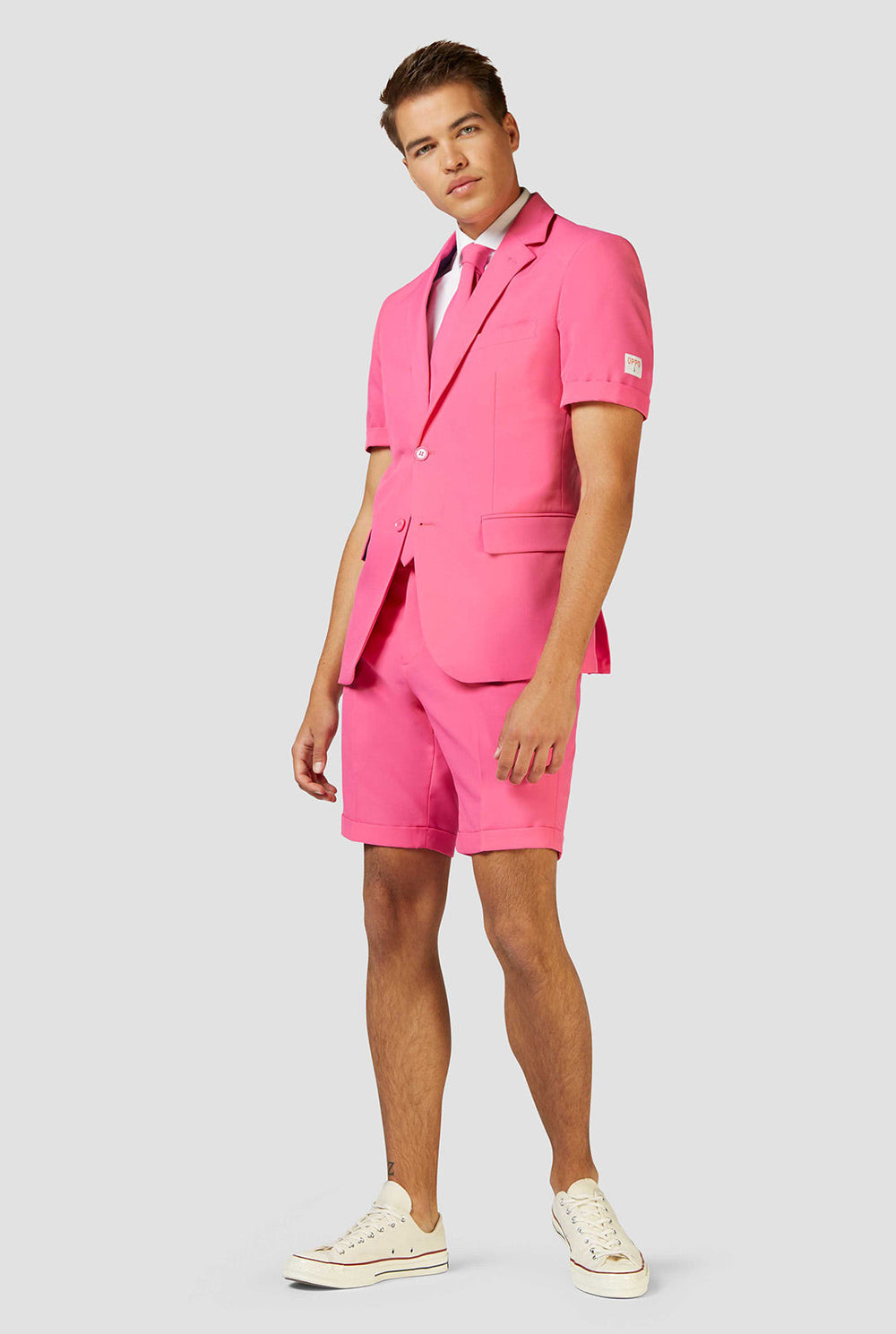 Mann, der rosa Sommeranzug trägt