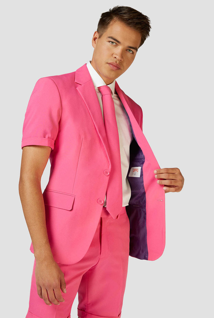 Mann, der rosa Sommeranzug trägt