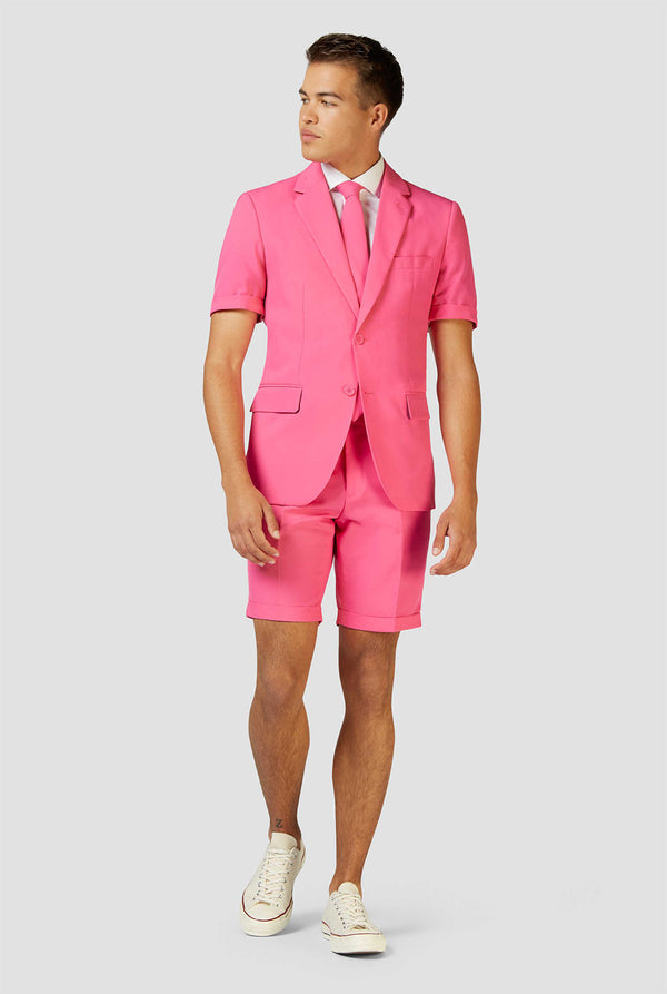 Mann, der rosa Sommeranzug trägt