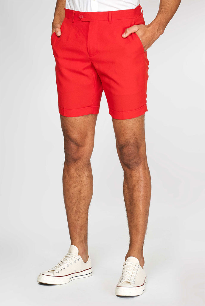 Mann, der einen roten Sommeranzug trägt, bestehend aus Shorts, Jacke und Krawatte, Nahaufnahme der Hosen