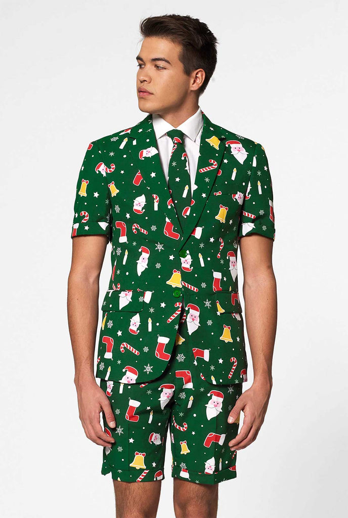 Mann, der grünen Weihnachts -Sommeranzug trägt, bestehend aus Shorts, Jacke und Krawatte