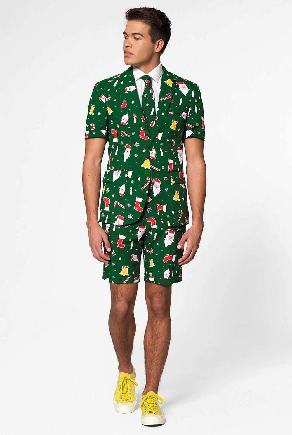 Mann, der grünen Weihnachts -Sommeranzug trägt, bestehend aus Shorts, Jacke und Krawatte