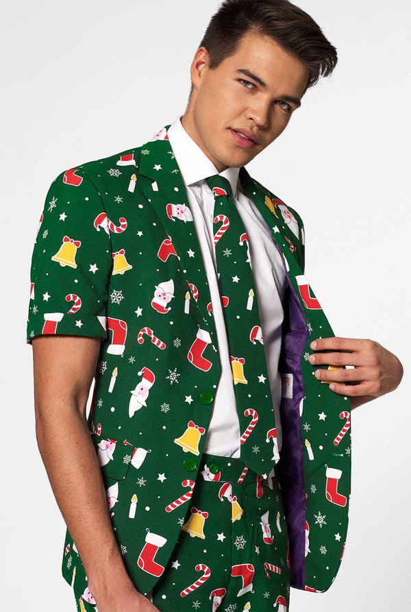 Mann, der grünen Weihnachts -Sommeranzug trägt, bestehend aus Shorts, Jacke und Krawatte