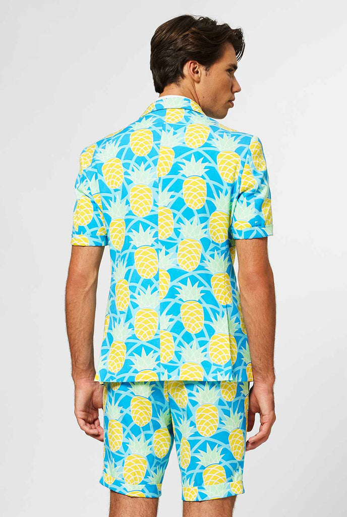 Mann, der einen blauen Sommeranzug mit Ananasdruck trägt, Blick von hinten