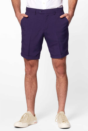 Mann, der blaue Shorts trägt, teil von anzug