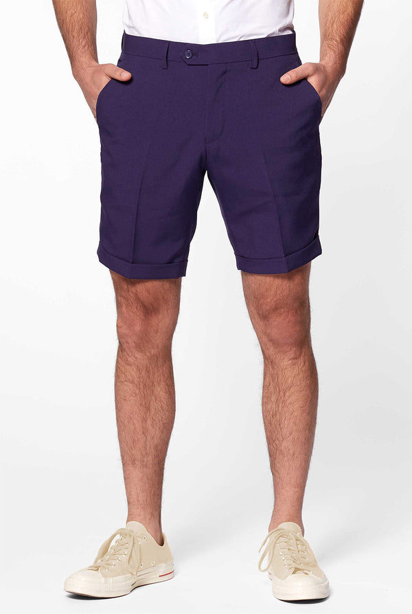 Mann, der blaue Shorts trägt, teil von anzug