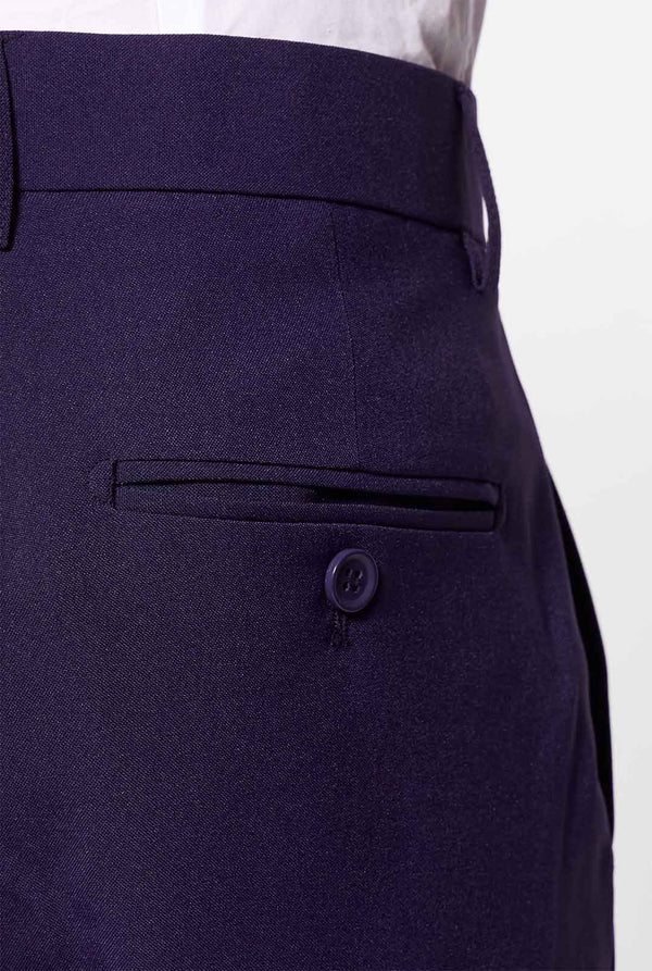 Mann, der blaue Shorts trägt, teil von anzug, Nahaufnahme