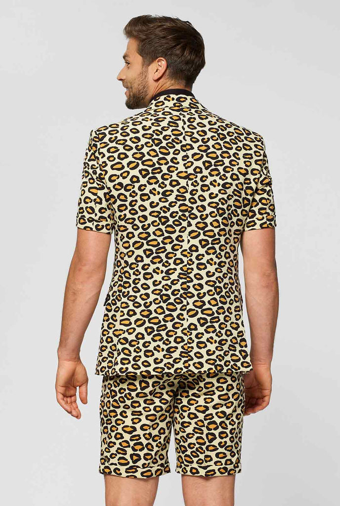 Mann, der einen Sommeranzug mit Leopardendruck trägt, Blick von hinten