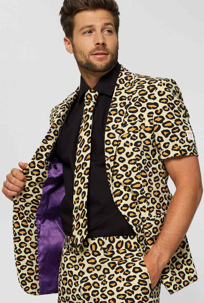 Mann, der Sommeranzug mit Leopardendruck trägt