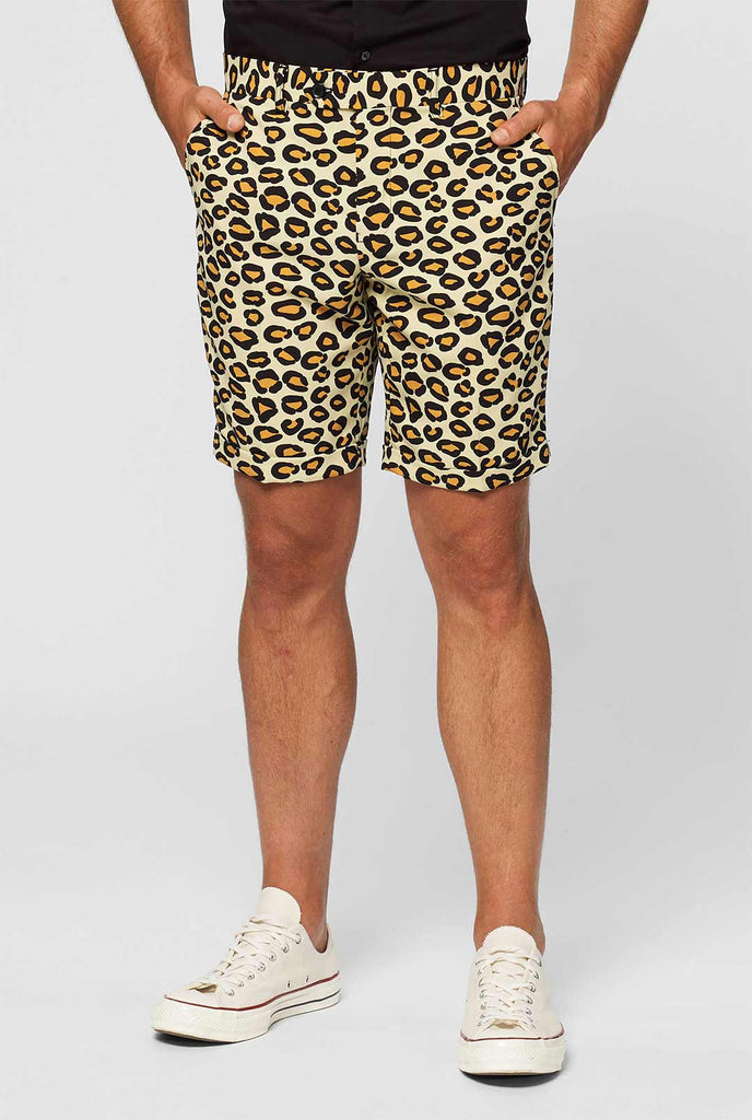 Mann, der Sommeranzug mit Leopardendruck trägt, Nahaufnahme der Hosen