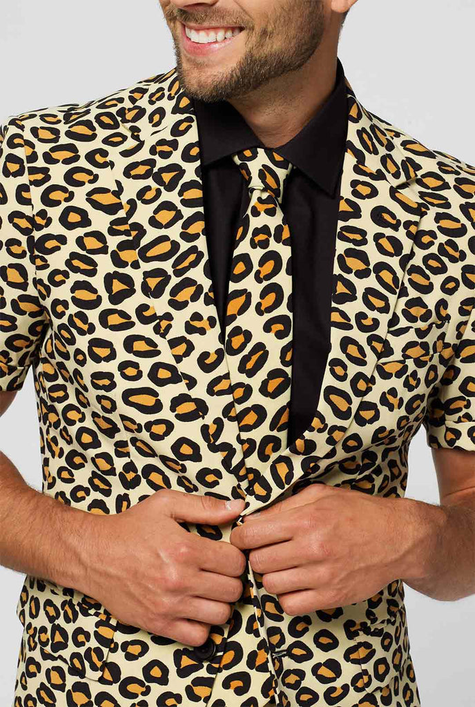 Mann, der Sommeranzug mit Leopardendruck trägt, Nahaufnahme Jacke und Krawatte