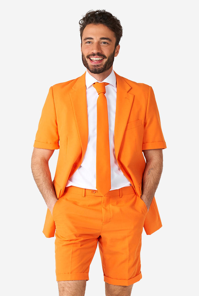 Mann, der einen orangefarbenen Sommeranzug trägt
