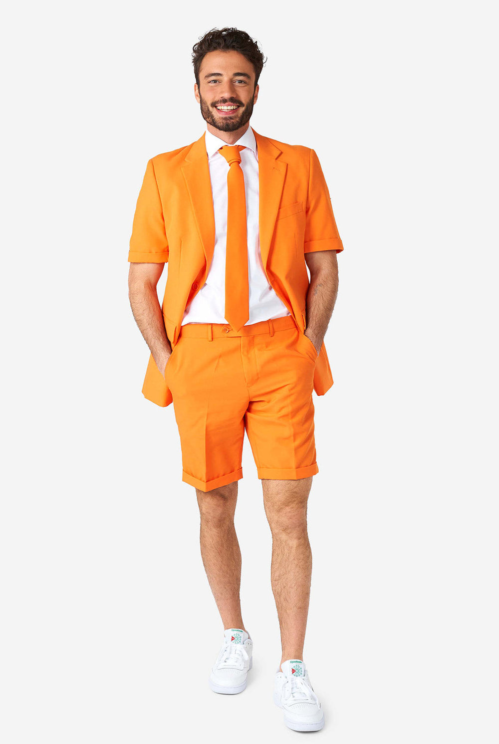 Mann, der einen orangefarbenen Sommeranzug trägt