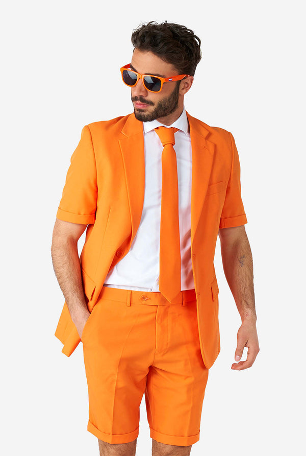 Mann, der einen orangefarbenen Sommeranzug trägt