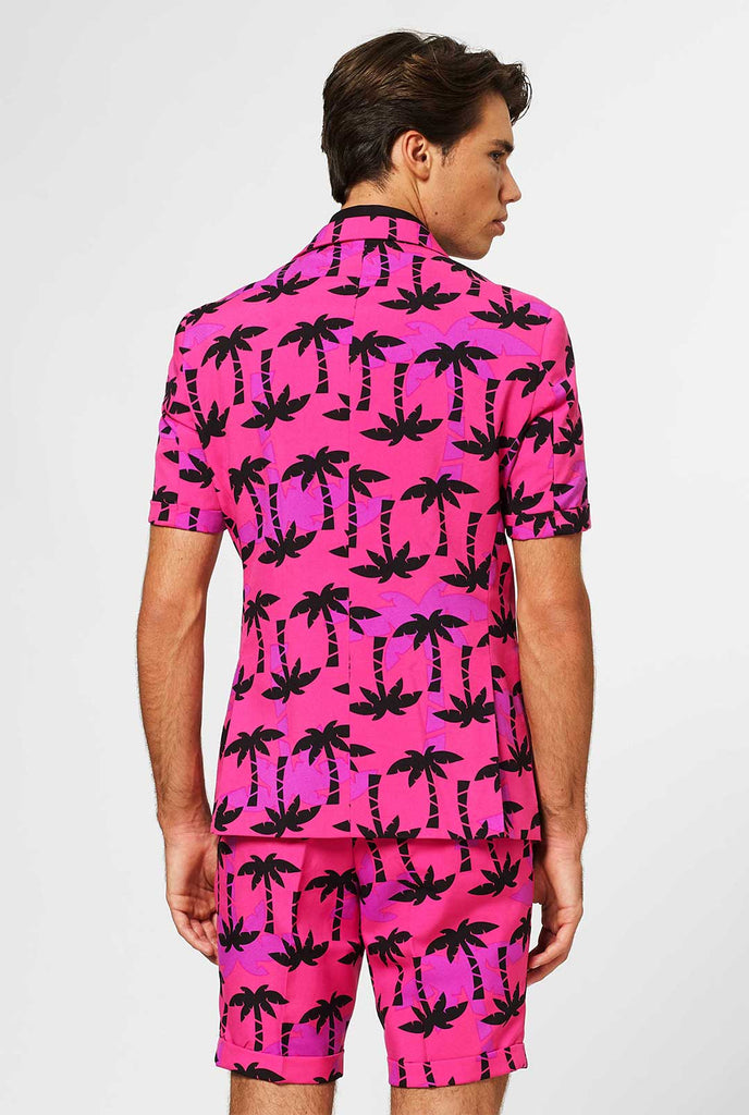 Mann, der rosa Sommeranzug mit Palmdruck trägt, Blick von hinten