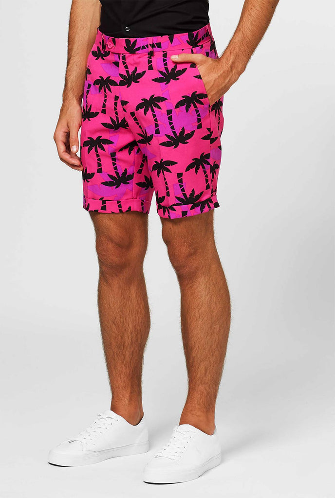 Mann, der rosa Sommeranzug mit Palmdruck trägt, Nahaufnahme von Hosen