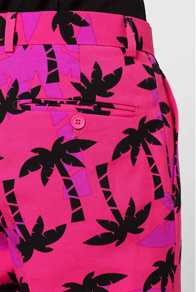 Mann, der rosa Sommeranzug mit Palmdruck trägt, Nahaufnahme Hosen