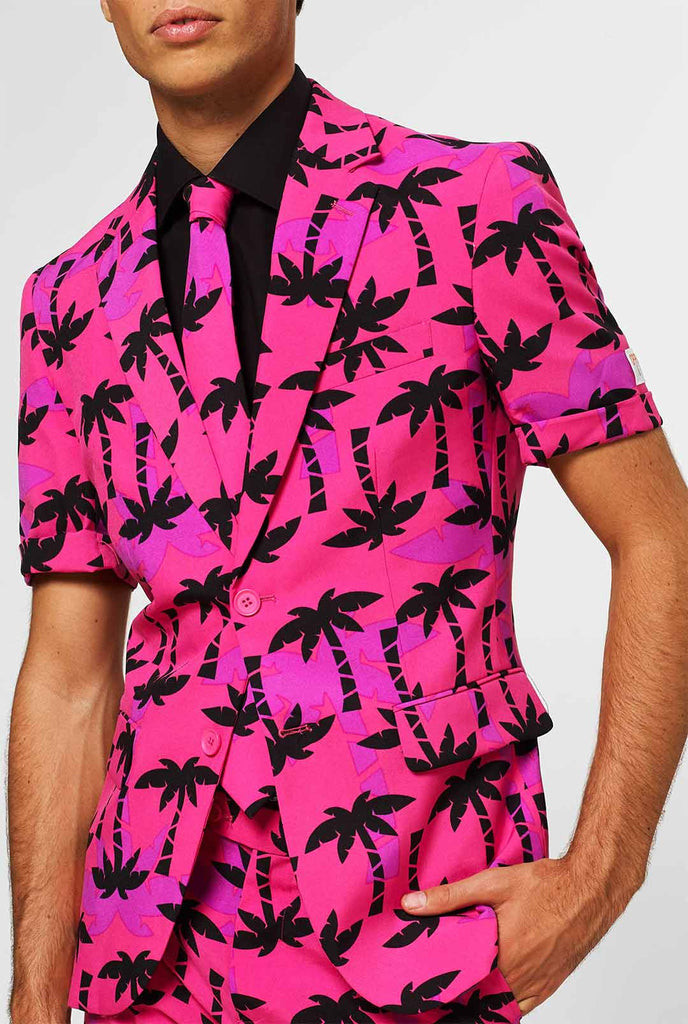 Mann, der rosa Sommeranzug mit Palmdruck trägt, Nahaufnahme