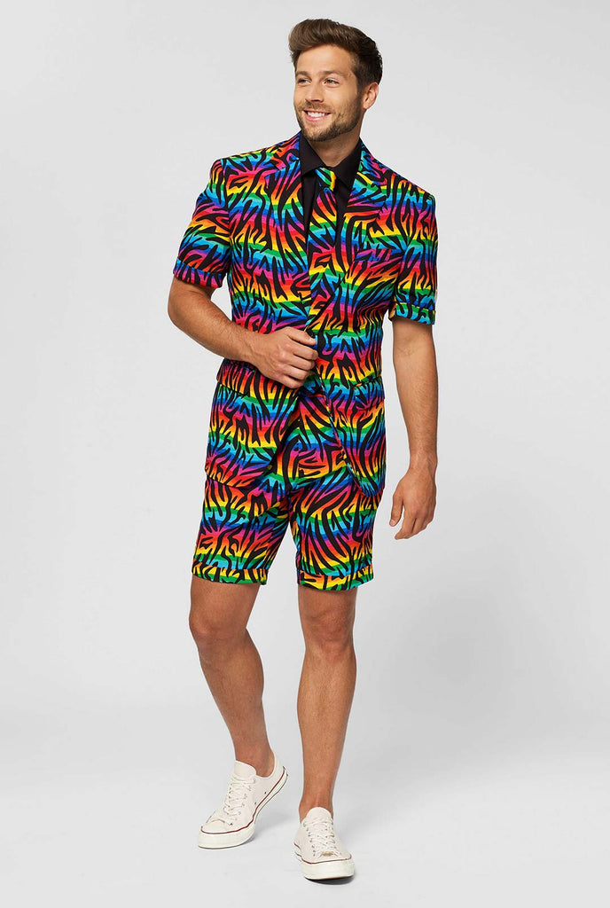 Mann, der Sommeranzug mit Regenbogen -Zebra Streifen trägt