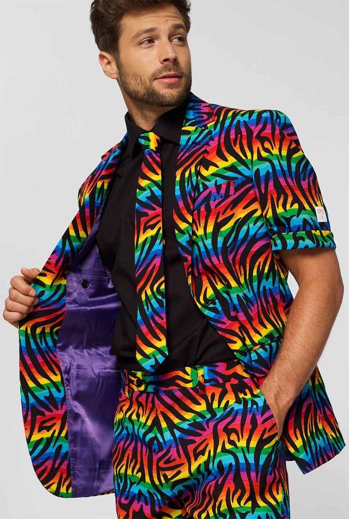 Mann, der Sommeranzug mit Regenbogen -Zebra Streifen trägt