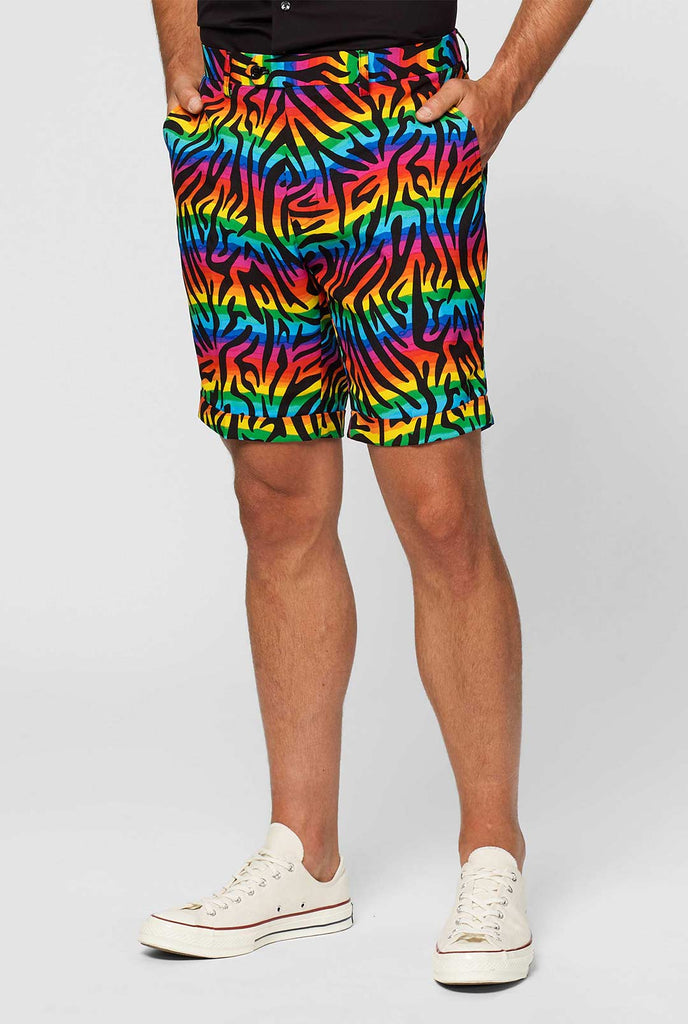 Mann, der Sommeranzug mit Regenbogen -Zebra -Streifen trägt, Nahaufnahme der Hosen