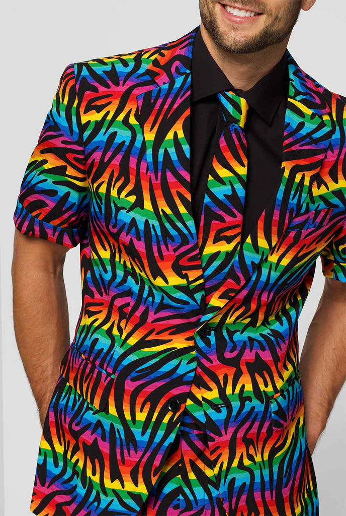 Mann, der Sommeranzug mit Regenbogen -Zebra -Streifen trägt, Nahaufnahme Jacke und Krawatte