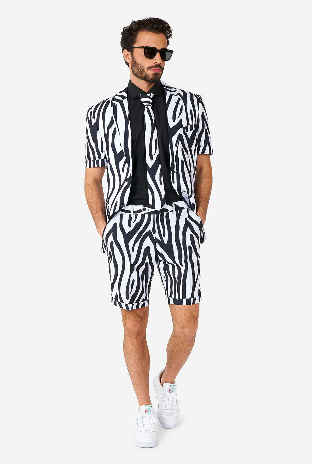 Mann, der einen Sommeranzug mit schwarzen und weißen Zebra Streifen trägt