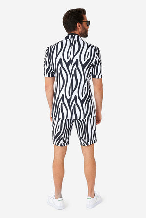 Mann, der einen Sommeranzug mit schwarzen und weißen Zebra Streifen trägt, Blick von hinten