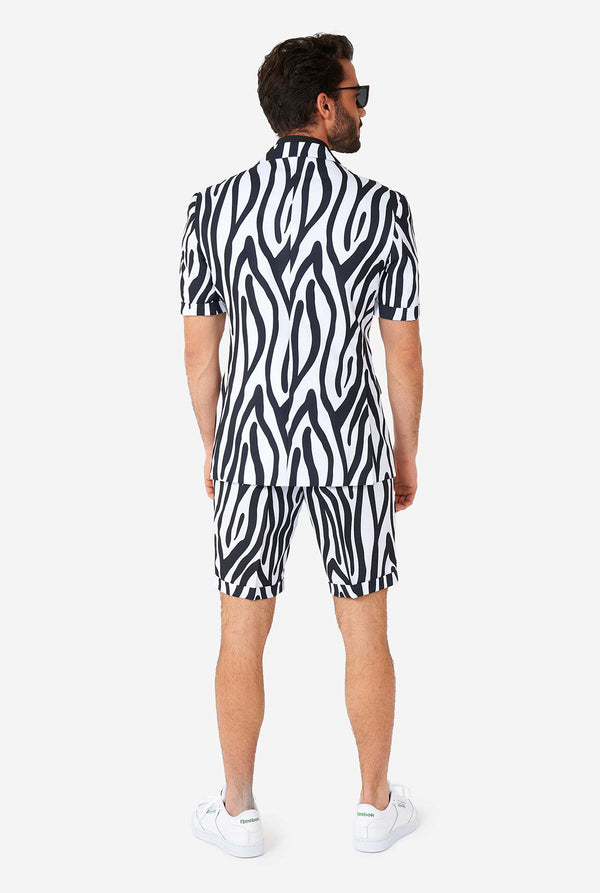 Mann, der einen Sommeranzug mit schwarzen und weißen Zebra Streifen trägt, Blick von hinten