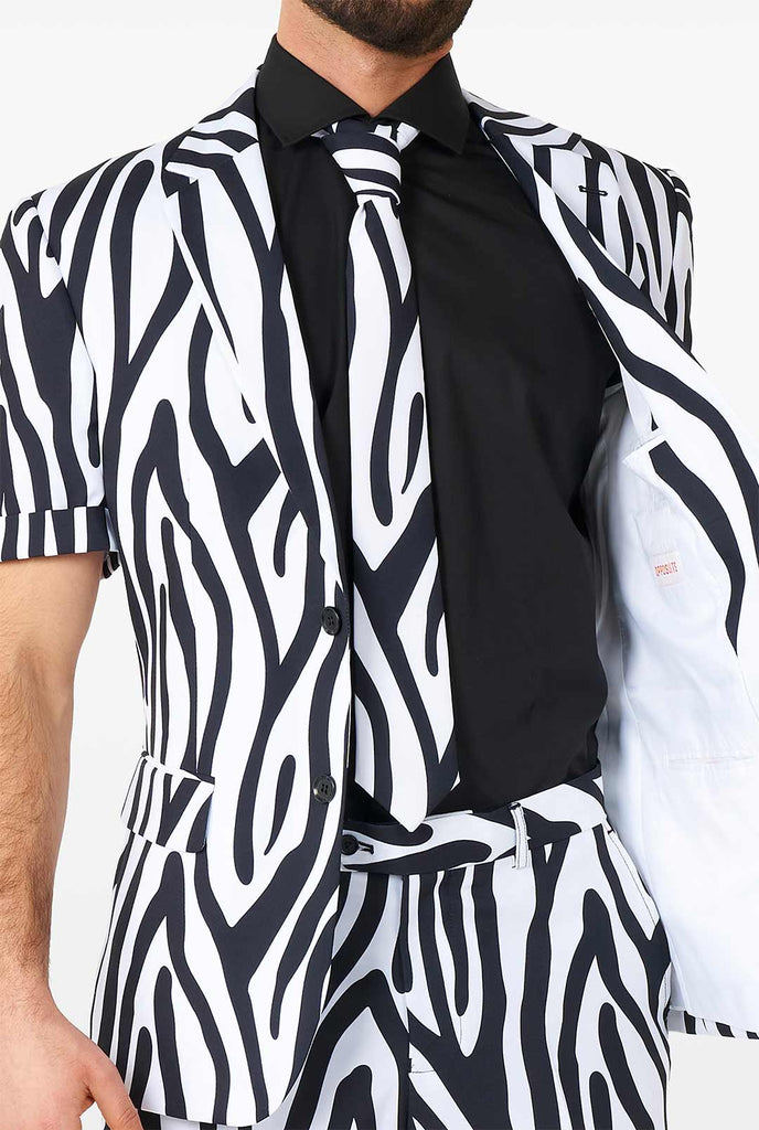 Mann, der einen Sommeranzug mit schwarzen und weißen Zebra Streifen trägt, Nahaufnahme Jacke und Krawatte