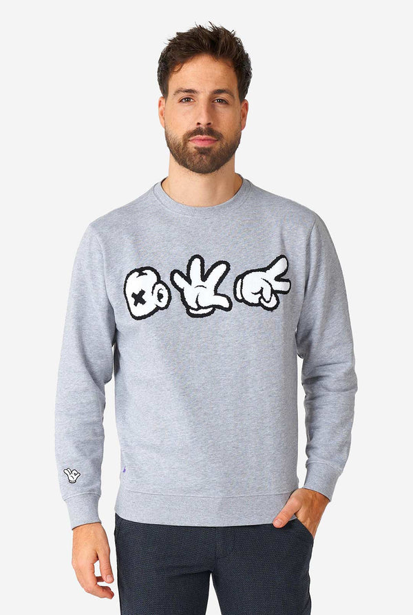 Mann, der grauen Pullover mit Chenille Rock, Papier, Schere trägt