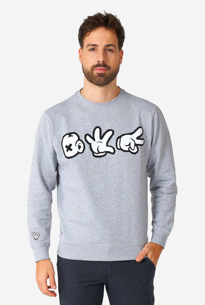 Mann, der grauen Pullover mit Chenille Rock, Papier, Schere trägt