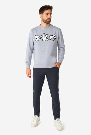 Mann, der grauen Pullover mit Chenille Rock, Papier, Schere trägt