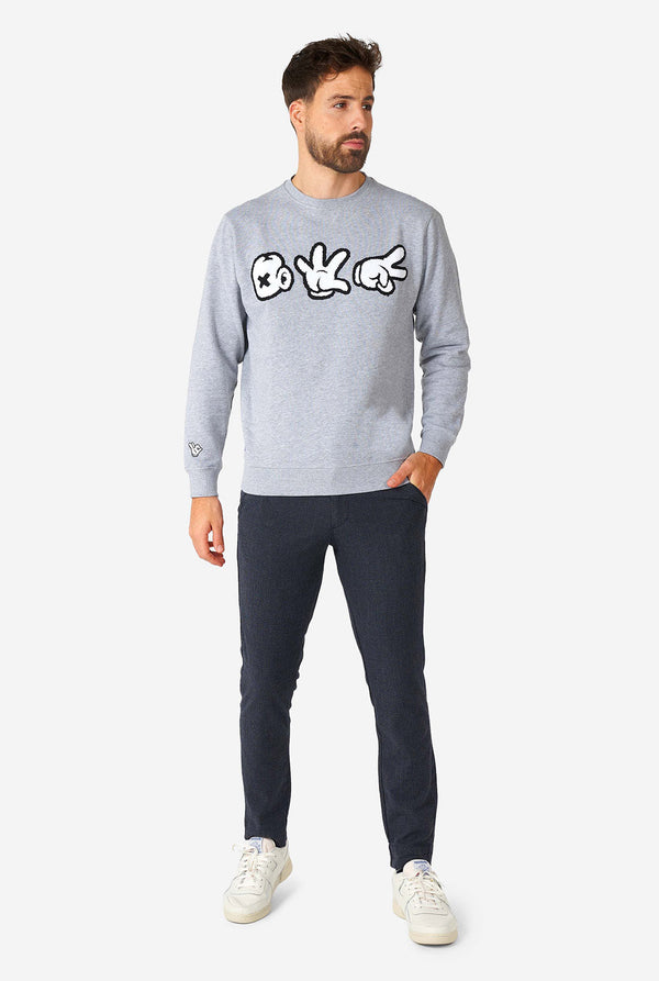 Mann, der grauen Pullover mit Chenille Rock, Papier, Schere trägt
