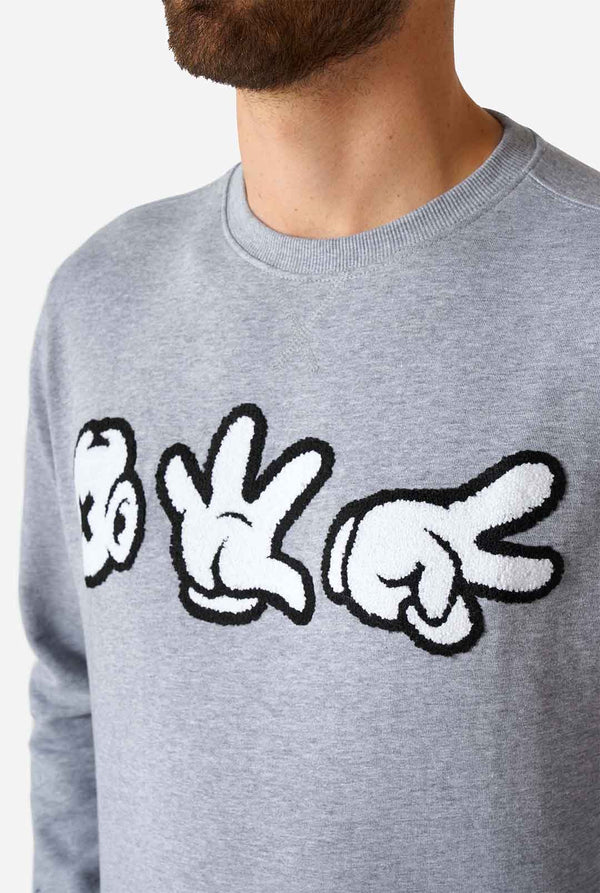 Mann, der grauen Pullover mit Chenille Rock, Papier, Schere Stickerei trägt, Nahaufnahme