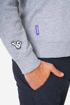 Mann, der grauen Pullover mit Chenille Rock, Papier, Schere Stickerei trägt, Nahaufnahme