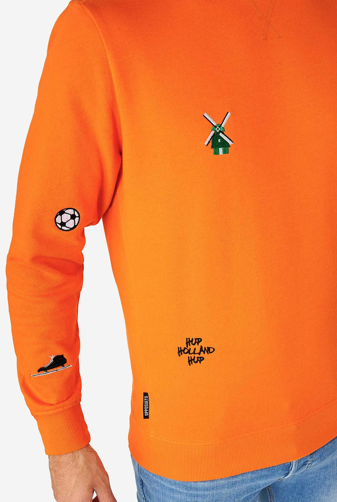 Mann, der einen orangefarbenen Pullover mit niederländischen Ikonen trägt, Nahaufnahme