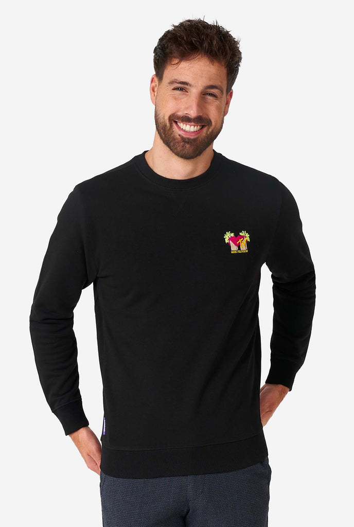 Mann trägt einen schwarzen Pullover mit MTV -Stickerei.