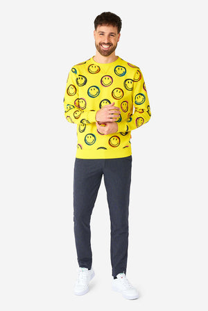 Mann, der gelben Männerpullover mit Smiley -Druck trägt