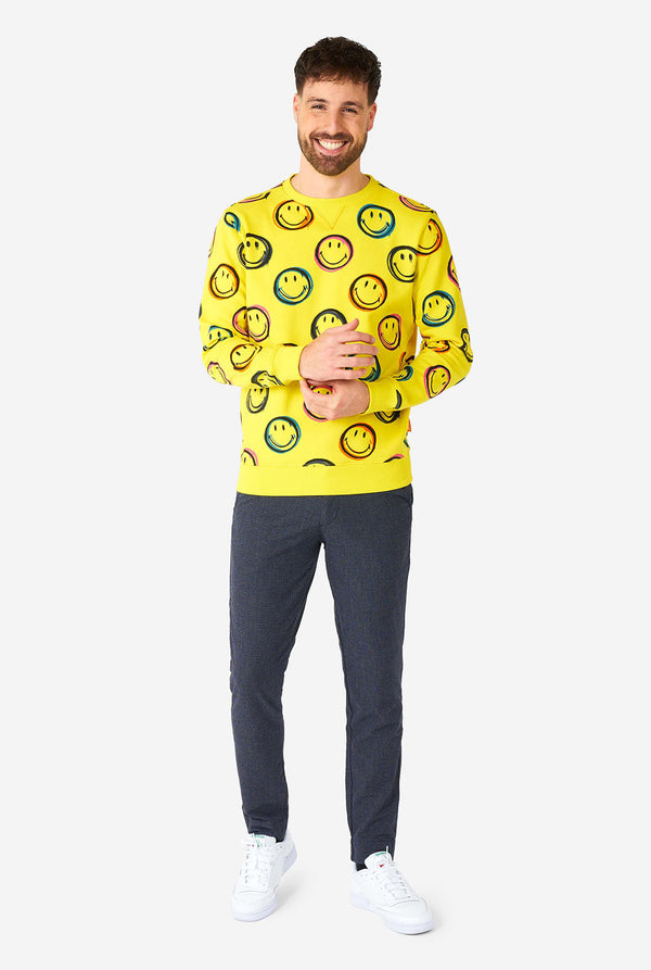 Mann, der gelben Männerpullover mit Smiley -Druck trägt