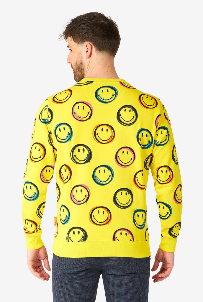 Mann, der gelben Männerpullover mit Smiley -Druck trägt, Blick von hinten