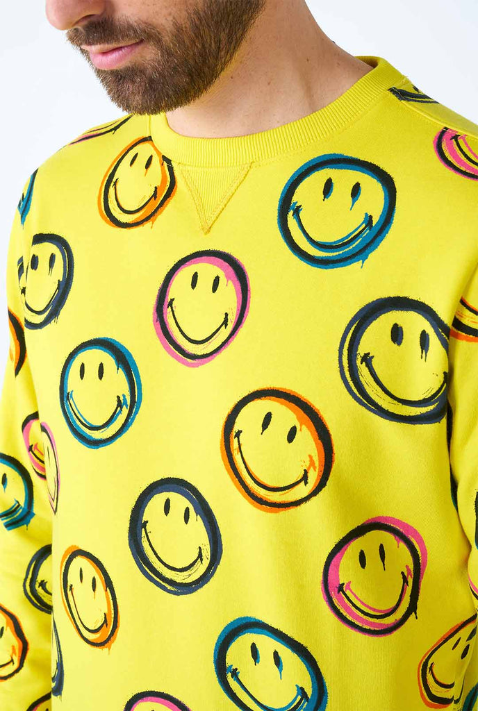 Mann, der gelben Männerpullover mit Smiley -Druck trägt, Nahaufnahme