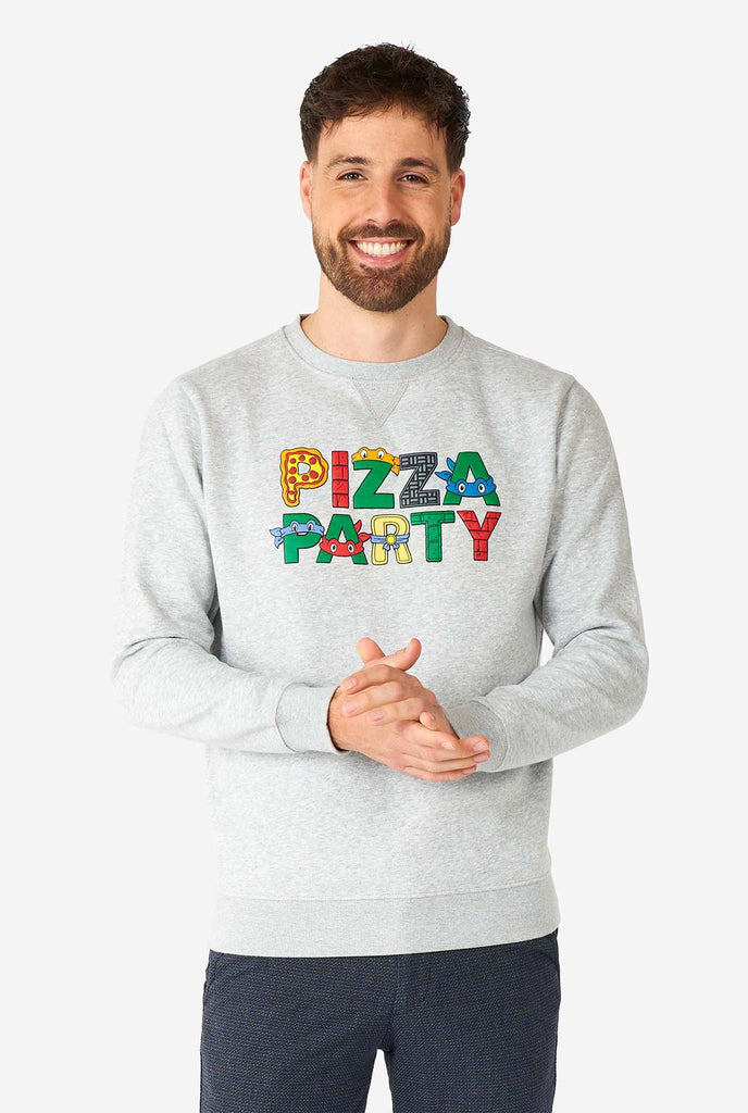 Mann, der graue Pizza Party Zitatpullover trägt