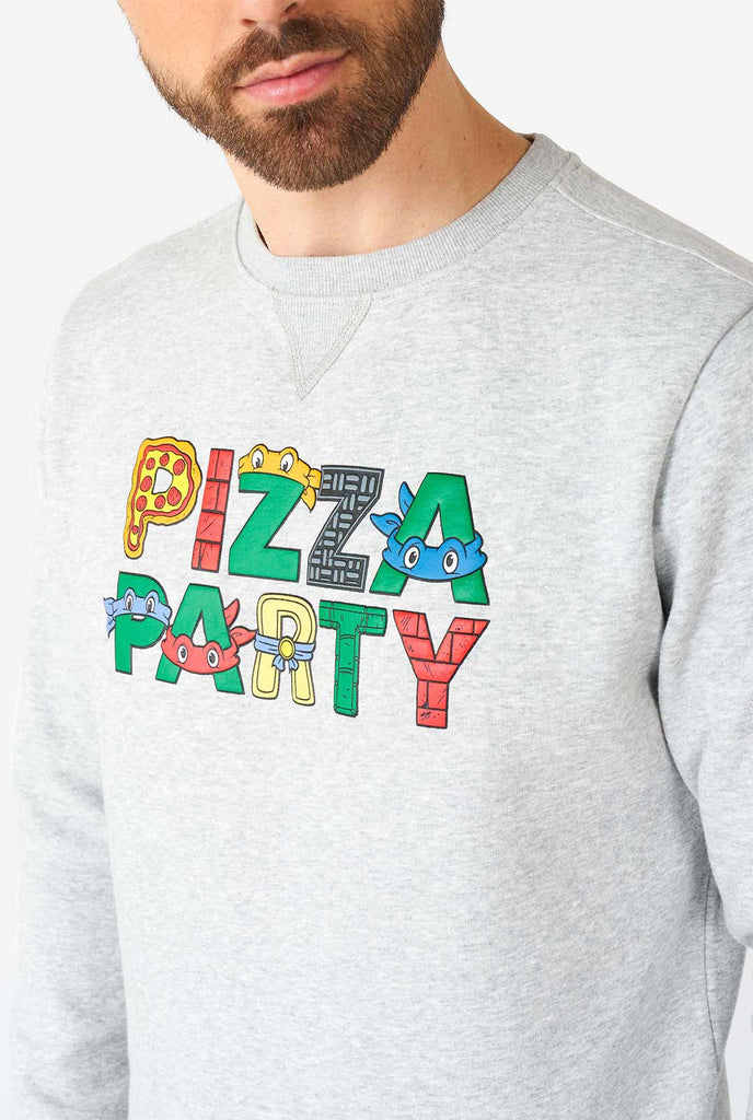 Mann, der graue Pizza Party Zitatpullover trägt, Nahaufnahme