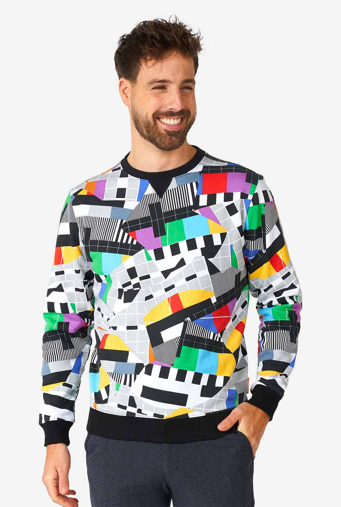 Mann, der Retro-TV-Tests-Multi-Farben-Pullover trägt