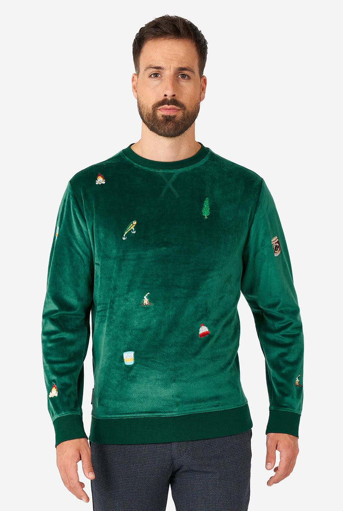 Mann, der samtgrüne Weihnachtspullover mit Weihnachtselikonen trägt