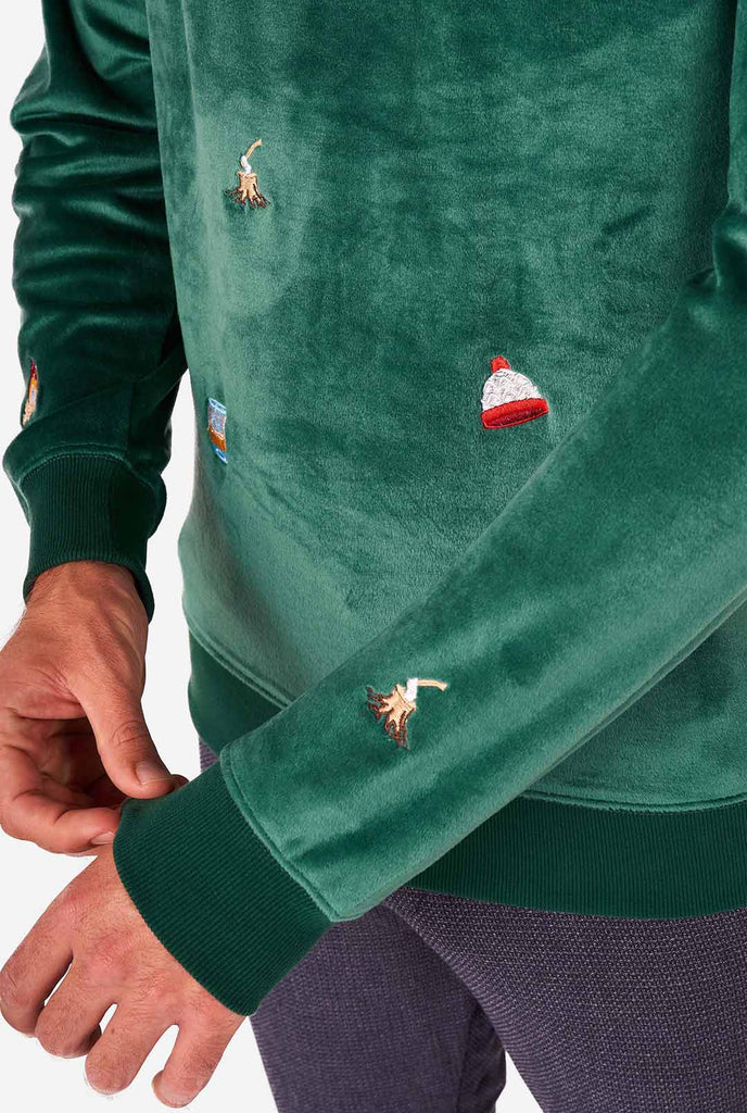 Mann, der samtgrüne Weihnachtspullover mit Weihnachtselikonen trägt, Nahaufnahme